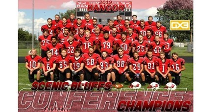 Football team photo, all red uniforms
