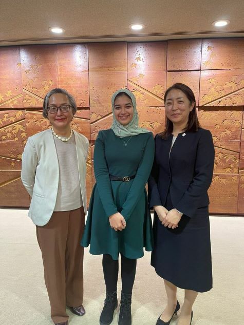 Tasneem with two women from Hiroshima prefecture