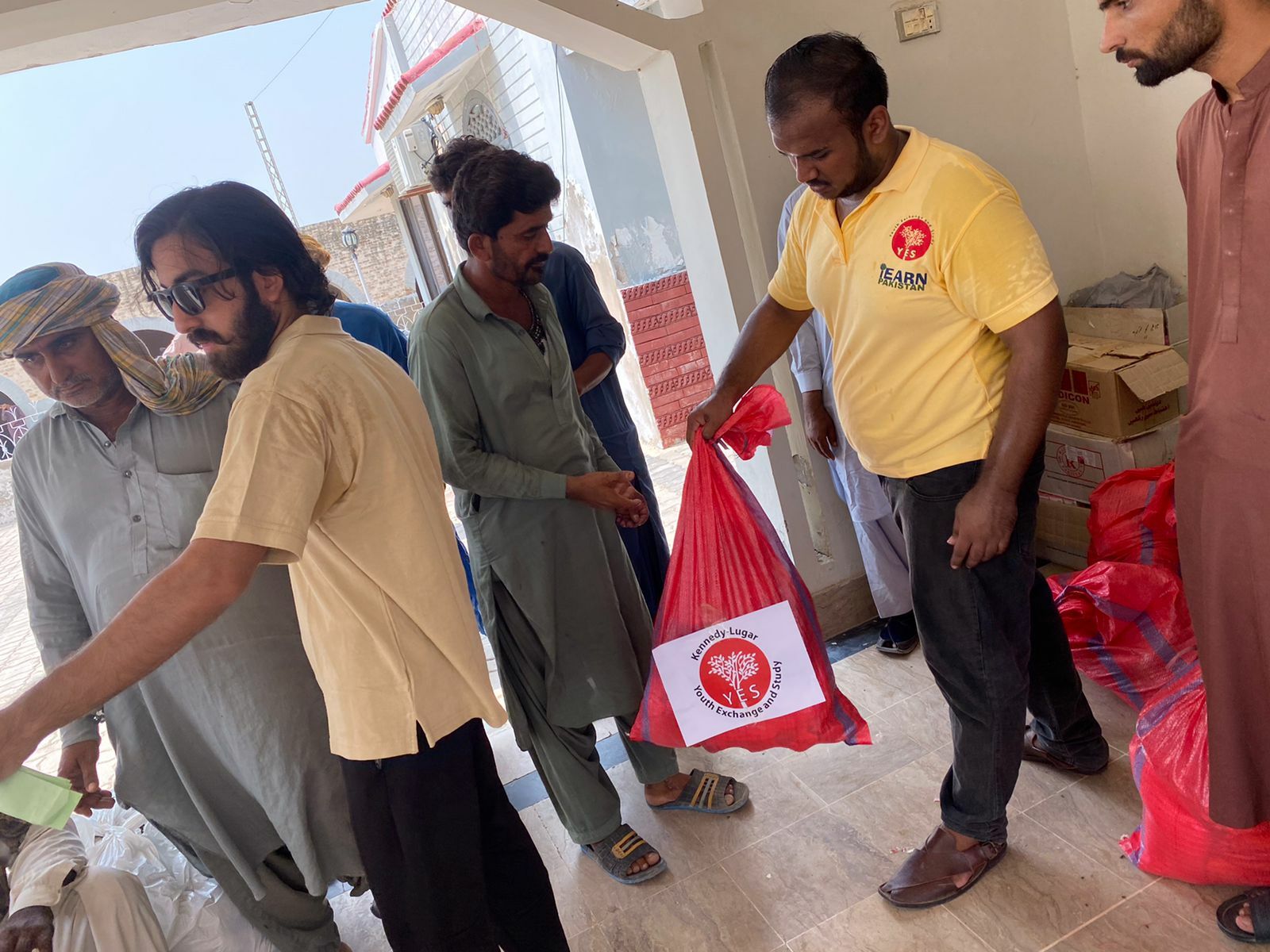 YES Alumnus distributing ration bags to IDPs
