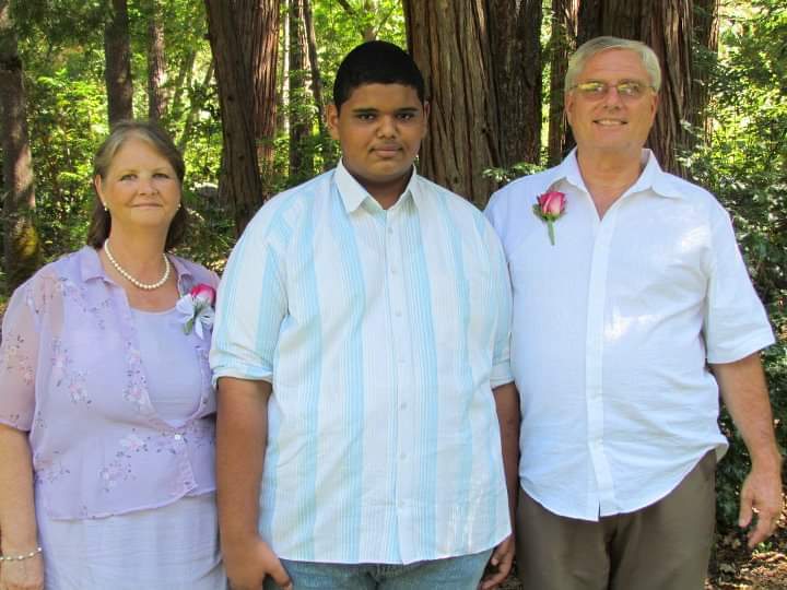 Omer With His Yes Host Parents During Their Sons Wedding