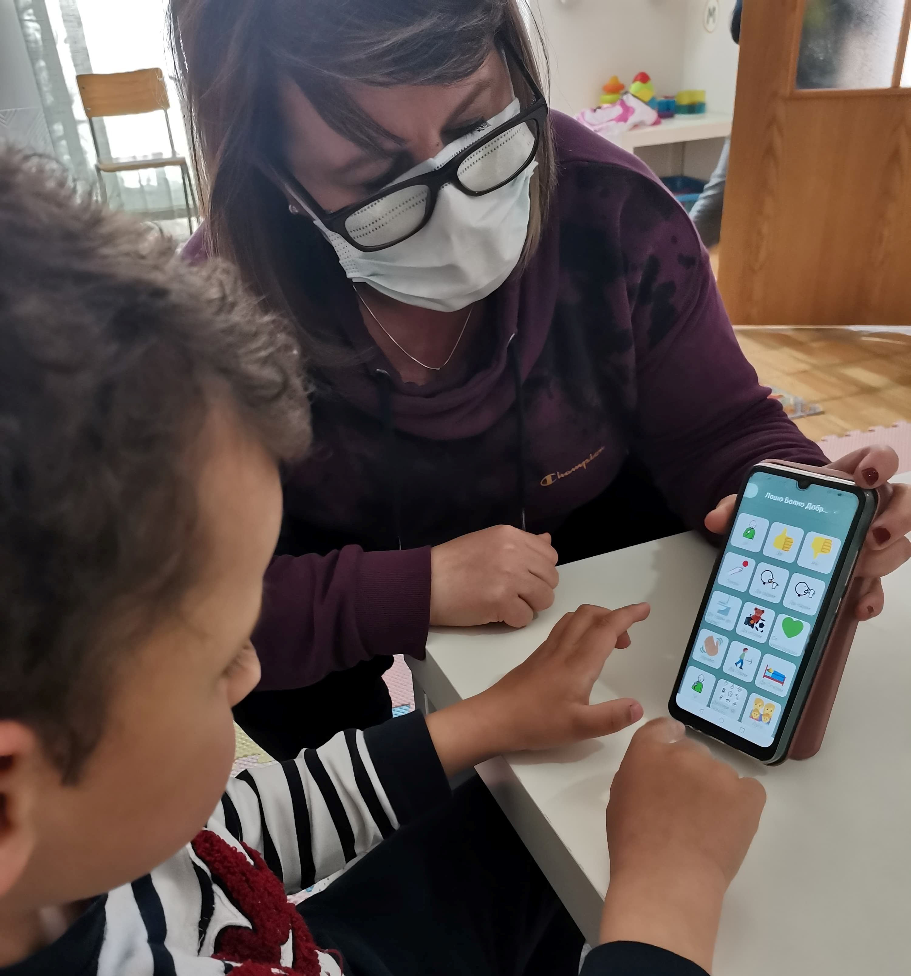 Petreski A Speech Therapy Expert Working With A Child Using The Echo App