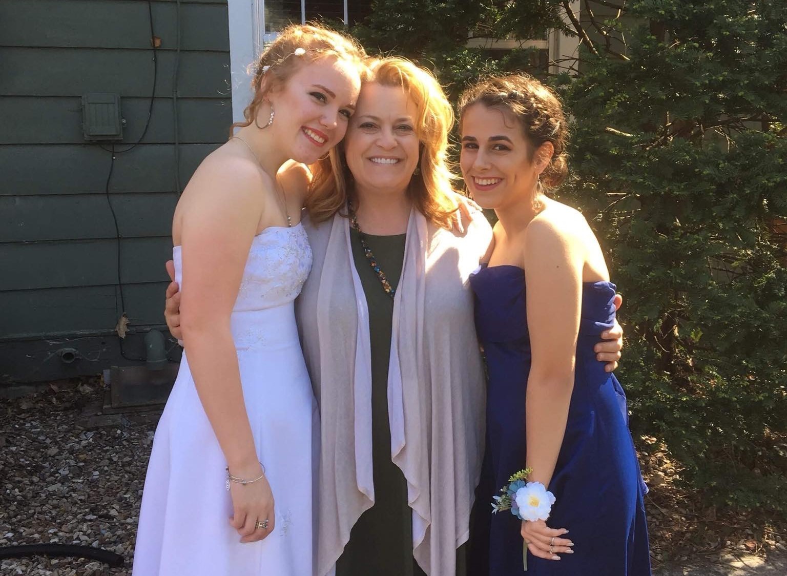 YES student, Vesa, in a prom dress standing next to her host mom and host sister
