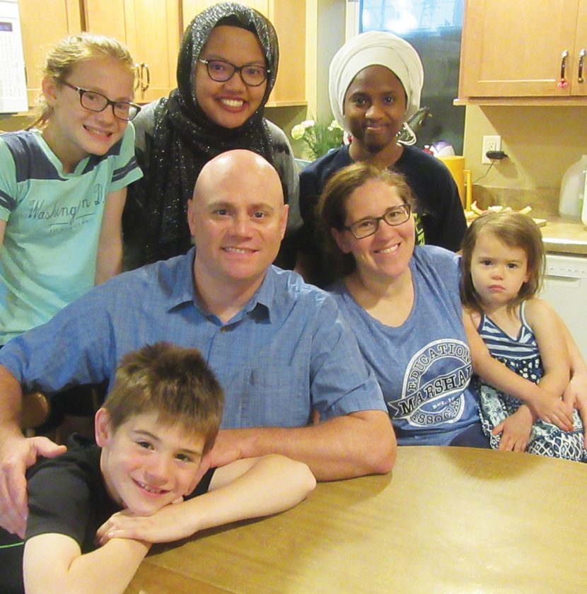The Muchlinksi host family with two exchange students: Phanita from Thailand and Hussaina from Nigeria 