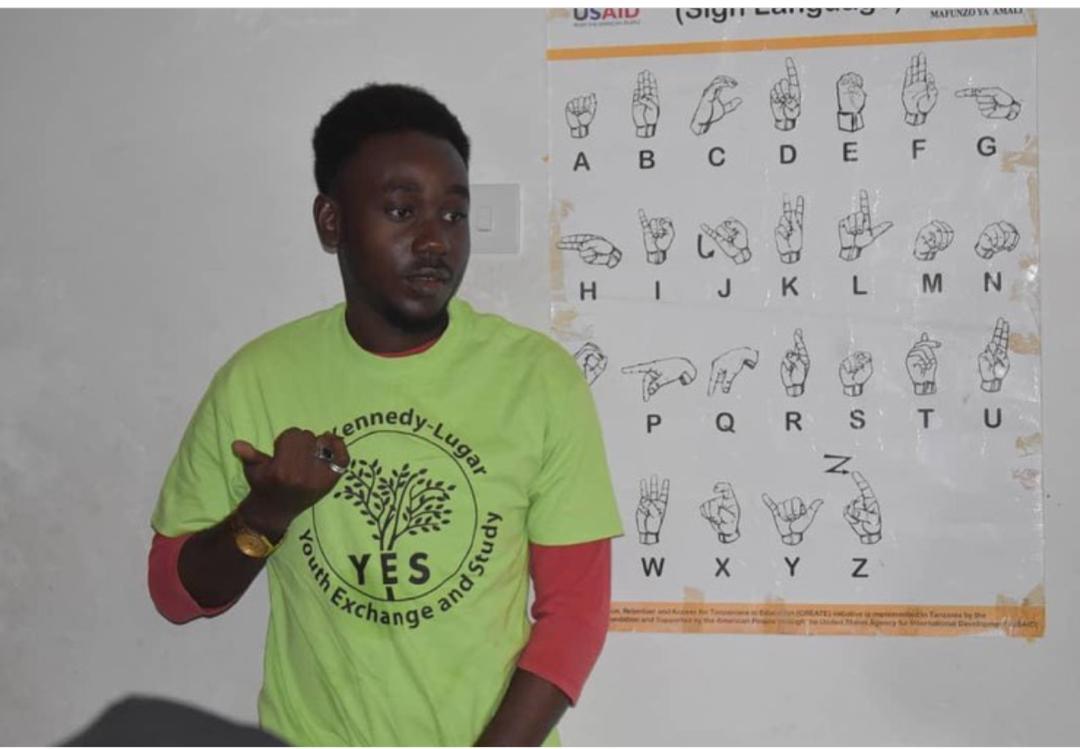 Nabil teaching sign language to parents in his project Parental Inclusion to Sign Language